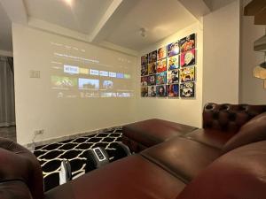 - un salon avec un canapé et un mur avec une photo dans l'établissement Private cozy house @Chatcuchak, à Bang O