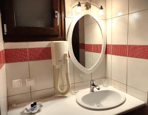 La salle de bains est pourvue d'un lavabo et d'un miroir. dans l'établissement House Venetia, à Órma