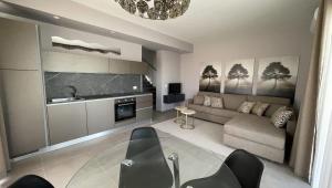 a living room with a couch and a sink at Polinesia 6 in Lido delle Nazioni