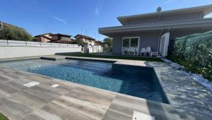a swimming pool in the backyard of a house at Polinesia 6 in Lido delle Nazioni