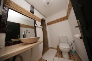 La salle de bains est pourvue d'un lavabo et de toilettes. dans l'établissement Riad Villa Dades, à Boumalne