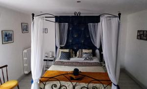 Letto o letti in una camera di La Douce Parenthèse B&B entre bois et champs-Accueil motards