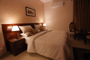 Säng eller sängar i ett rum på Signature Boutique Hotel Karachi
