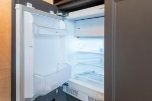 pusta lodówka z otwartymi drzwiami w kuchni w obiekcie Social Lodge - Hollywood w Funchal