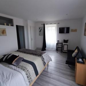 Letto o letti in una camera di La Douce Parenthèse B&B entre bois et champs-Accueil motards
