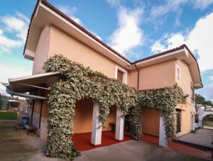 a building with an ivy growing on the side of it at Casa los Arcos in Trespaderne