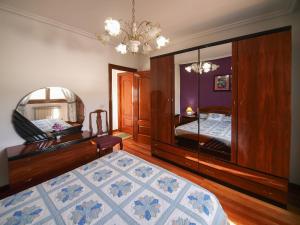 1 dormitorio con cama y espejo grande en Casa los Arcos, en Trespaderne
