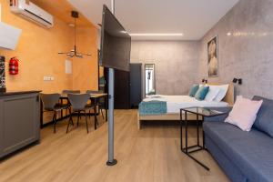 Habitación con cama, mesa y sofá en Social Lodge - Hollywood, en Funchal