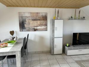 comedor con mesa y TV en Charmante DG Whg Zentrumsnah, en Mönchengladbach