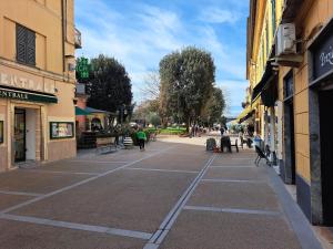 una calle en una ciudad con edificios y gente caminando en APPARTAMENTO ESTHER Levanto, en Levanto