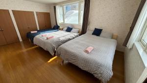Experience relaxation in Otaru's bungalow客房内的一张或多张床位