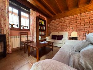 uma sala de estar com um sofá e uma mesa em Casa Rural La Socarrena em Luzmela