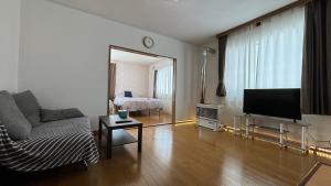 Experience relaxation in Otaru's bungalow的电视和/或娱乐中心