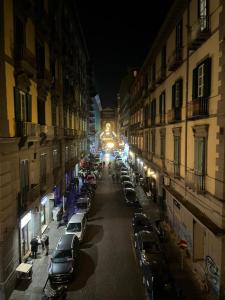 eine Stadtstraße in der Nacht mit parkenden Autos in der Unterkunft La dimora dei borbone in Neapel
