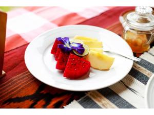 a plate of food with fruit on a table at Gongwi Cottages Sidemen in Sidemen