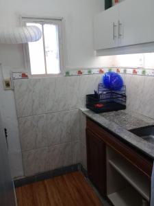 uma cozinha com um lavatório e uma bancada em Sofia em Montevidéu