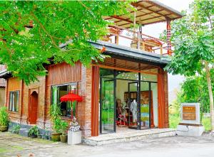 a building with a store front with glass doors at Gongwi Cottages Sidemen in Sidemen