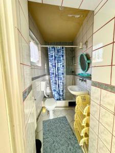 małą łazienkę z toaletą i umywalką w obiekcie Agro-Raj u Joli Charbrowo w mieście Charbrowo