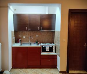 a small kitchen with a sink and a microwave at House Venetia in &Oacute;rma