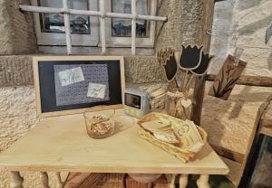 une table avec une photo et une horloge dans l'établissement La casa dei nonni, à Bracelli