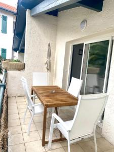 Balkón alebo terasa v ubytovaní Charming 1 bedroom flat, Biarritz center with pool and car park