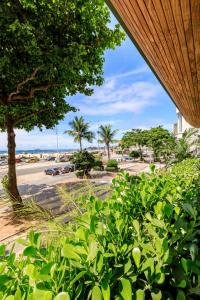 - une vue sur la plage depuis une plante dans l'établissement Modern and Fabulous frente Mar, à Rio de Janeiro