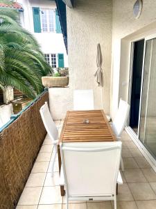 Balkón alebo terasa v ubytovaní Charming 1 bedroom flat, Biarritz center with pool and car park