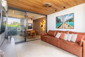 un salon avec un canapé et une table dans l'établissement Modern and Fabulous frente Mar, à Rio de Janeiro