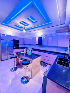 Newly built Smart 4 bed rooms duplex in Ilasan ikate lekki في ليكى: مطبخ به كونترات أرجوانية وسقف أزرق