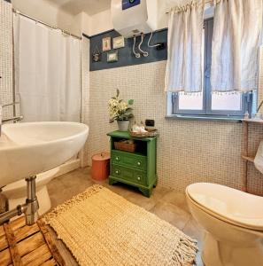 La salle de bains est pourvue d'un lavabo, d'une baignoire et de toilettes. dans l'établissement La casa dei nonni, à Bracelli