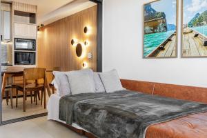 une chambre avec un lit et une cuisine avec une table dans l'établissement Modern and Fabulous frente Mar, à Rio de Janeiro 40 autres photos