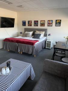 um quarto de hotel com uma cama, uma mesa e um sofá em Route 154, 15 min till Ullared em Älvsered