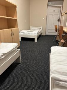 Zimmer mit 2 Betten und einer Tür in der Unterkunft Chilli Hostel in Breslau