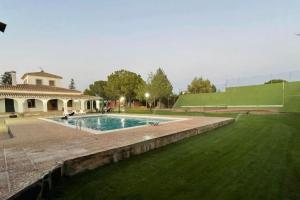ein Pool in einem Hof neben einem Gebäude in der Unterkunft Villa privada piscina-tenis in Villarrobledo
