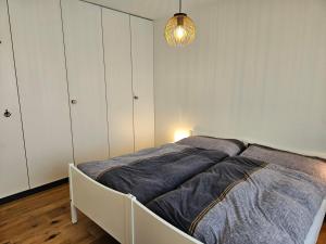 een slaapkamer met een bed met blauwe lakens erop bij Sonnenzauber in Andermatt