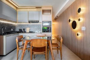 une cuisine avec une table et des chaises dans une pièce dans l'établissement Modern and Fabulous frente Mar, à Rio de Janeiro