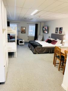 een slaapkamer met 2 stapelbedden en een tafel bij Route 154, 15 min till Ullared in Älvsered