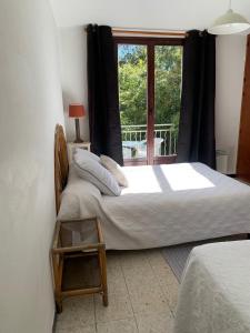 - une chambre avec un lit et une fenêtre dans l'établissement Maison Les Mimosas, à Rayol-Canadel-sur-Mer