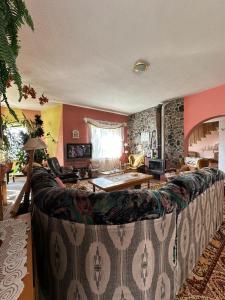 uma sala de estar com um sofá e uma mesa em Agro-Raj u Joli Charbrowo em Degendorf