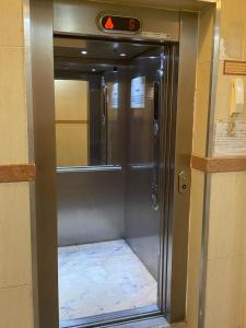 فندق الهدى في المدينة المنورة: مصعد معدني في مبنى بابه مفتوح
