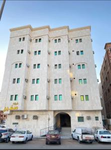 فندق الهدى في المدينة المنورة: مبنى كبير فيه سيارات تقف امامه