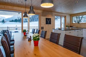 eine Küche und ein Esszimmer mit einem großen Holztisch in der Unterkunft Haus Valtellina in Galgenul