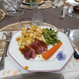 La Douce Parenthèse - 3 chambres d'hôtes-Accueil motards في Montirat: طبق من الطعام مع اللحوم والخضروات على الطاولة
