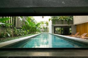 une piscine au milieu d'un immeuble dans l'établissement Modern and Fabulous frente Mar, à Rio de Janeiro