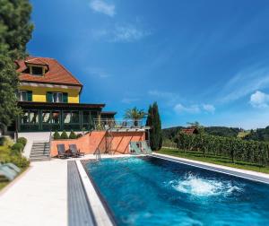 Bazén v ubytování PEISERHOF ferien.wein.gut Südsteiermark nebo v jeho okolí