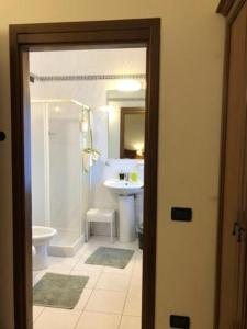 a bathroom with a shower and a toilet and a sink at B&B Casa Boscolo in Piove di Sacco
