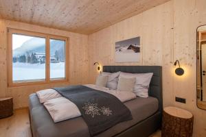 1 dormitorio con 1 cama en una habitación con ventana en Haus Valtellina, en Galgenul
