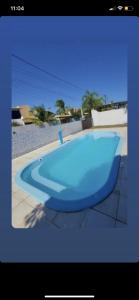 a blue bath tub sitting on top of a tile floor at Casa parque do Jacuípe in Camaçari