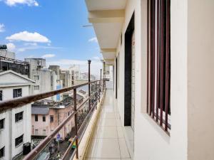 een balkon met uitzicht op de stad bij OYO Hotel Moon in Rajkot