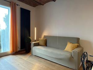 un soggiorno con divano e finestra di Casa antica Maremma Toscana a Ravi